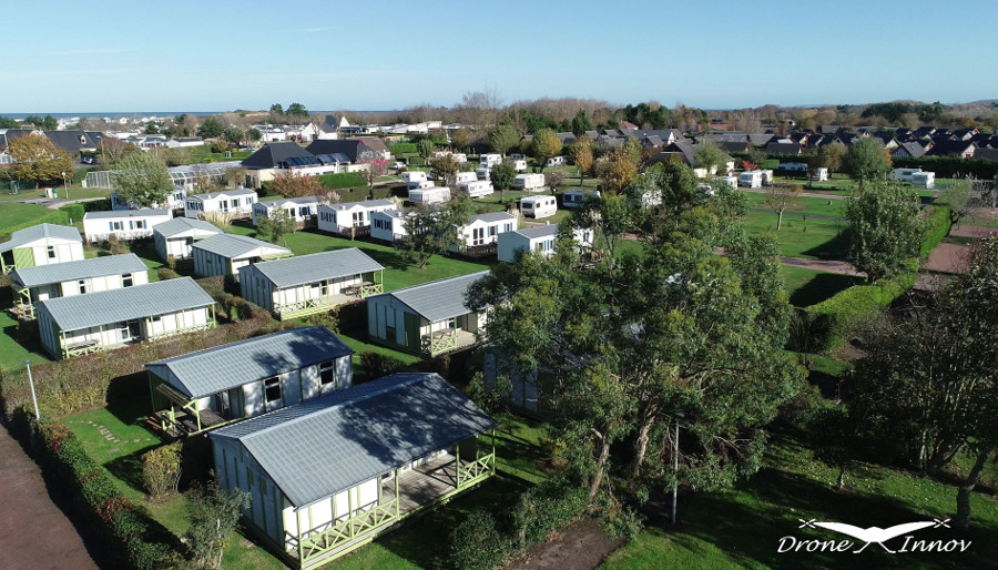 Vue aérienne des chalets et mobil homes du Camping Ariane situé à Merville-Franceville bord de mer en Normandie