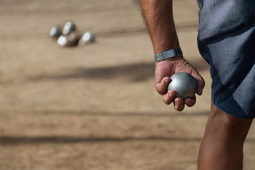 Faites de la pétanque au camping Ariane à Merville-Franceville-Plage